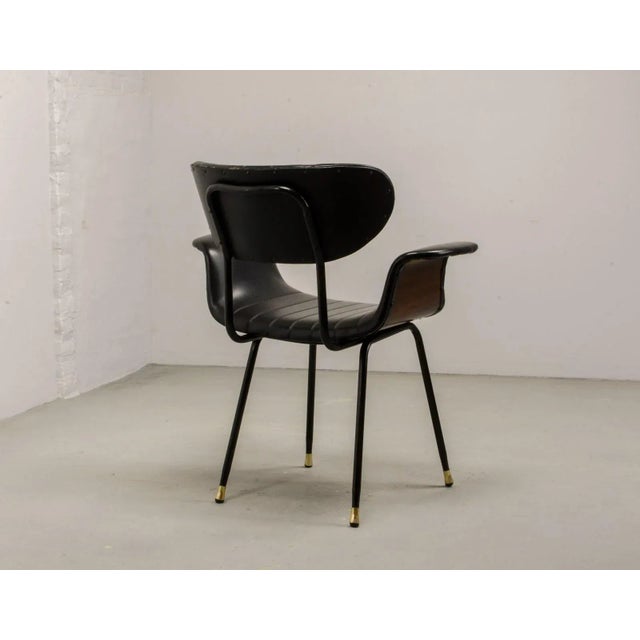 1960s Italian Rosewood & Black Leatherette Swan Chair with Black Steel Feet & Brass Tips, 1960s For Sale - Image 5 of 15