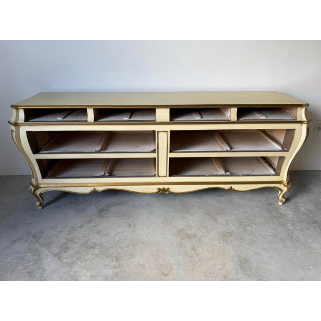 Vintage Karges French Provincial Louis XV-Style Eight-Drawer Dresser With Cabriole Legs & Ornate Brass Hardware For Sale - Image 4 of 17