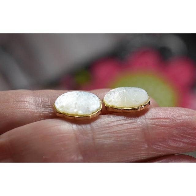 Early 21st Century 14k Gold Kabana Carved Mother of Pearl Sand Dollar Pierced Post Earrings, A Pair For Sale - Image 5 of 15