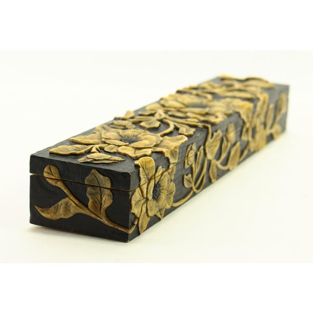 Stone Early 20th Century Chinese Yellow Shoushan Stone Brush / Glove Long Box With Cameo Cut Flowers For Sale - Image 7 of 12