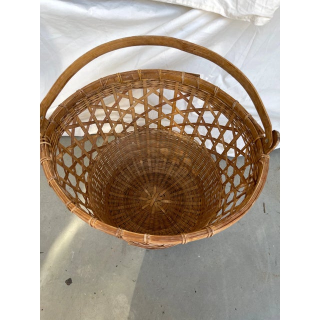 1970s Vintage Mid-Century Split Bamboo/Rattan Wastebasket W/Handle For Sale - Image 5 of 7