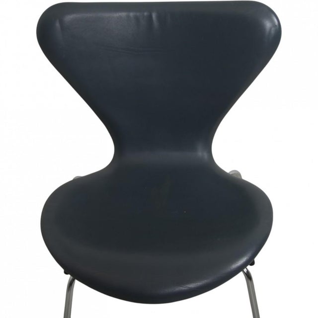Seven Chairs in Grey Leather by Arne Jacobsen, 1986, Set of 6 For Sale - Image 4 of 18