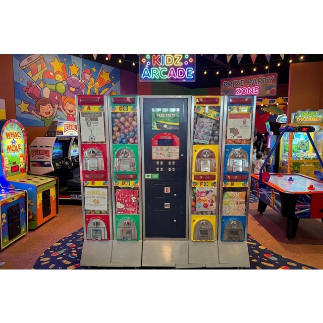Professional Sammy Prize Party Vending Machine with 8 Stations, 1980s For Sale - Image 9 of 18