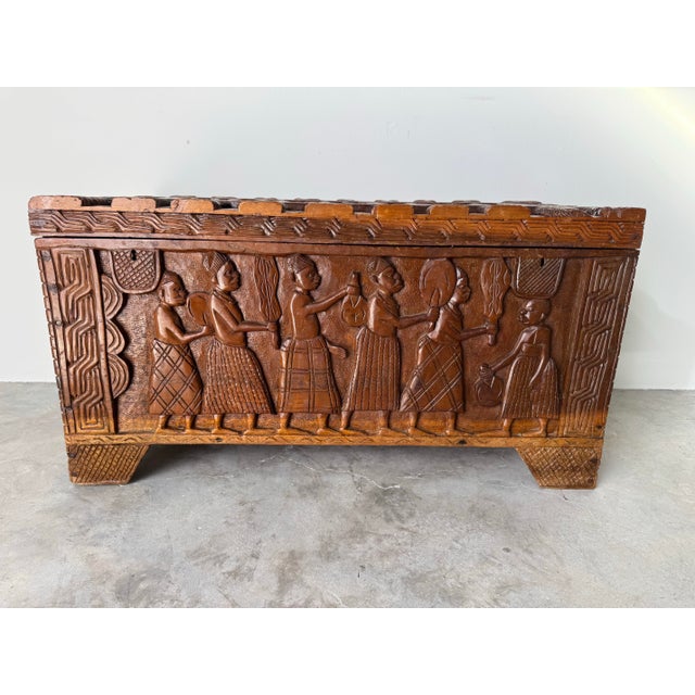 1970s Vintage African Benin (Nigeria) Hand-Carved Wooden Chest Honoring the Oba of Benin/ Sold For Sale - Image 5 of 12
