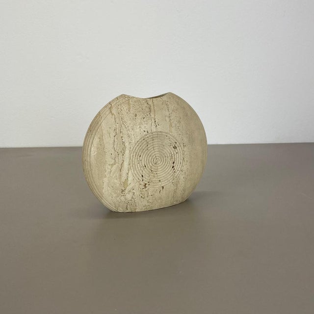 Modern Modernist Travertine Marble Vase attributed to Fratelli Mannelli, Italy, 1970s For Sale - Image 3 of 17
