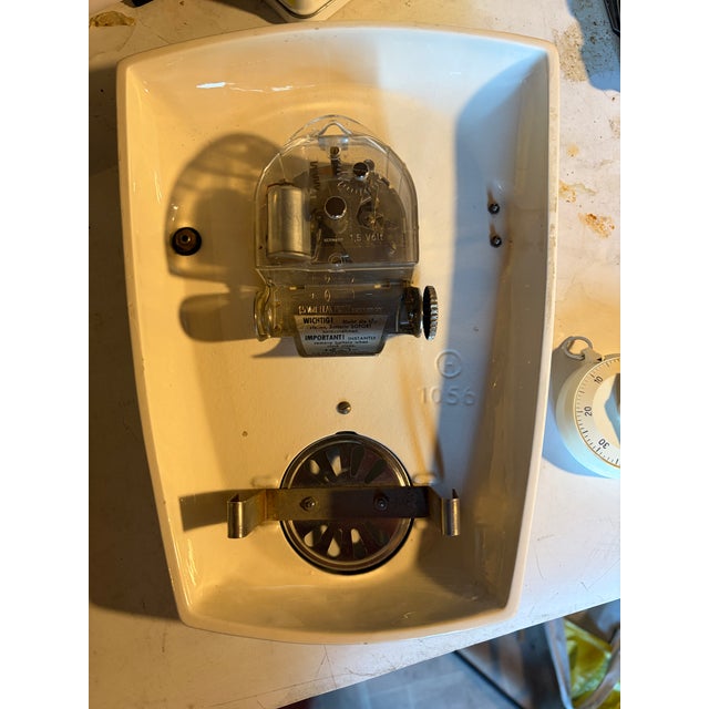 1960s Wall Kitchen Clock in Porcelain and Glass Quartz with Egg Timer from Remington Lektro-Kling, 1964 For Sale - Image 5 of 6