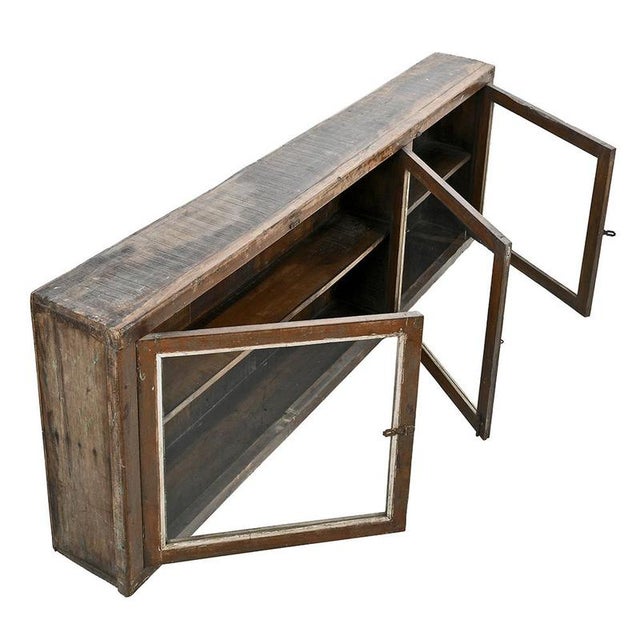 This solid wood display case stands out for its rustic design and patinated finishes, combining old character and modern...
