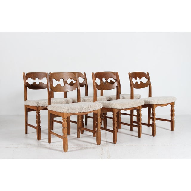 Mid-Century Modern Danish Razor Blade Chairs in Oak and Sheepskin from Henning Kjærnulf, 1970s, Set of 8 For Sale - Image 3 of 10