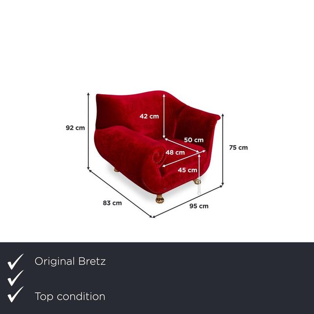 Here you get an armchair that immediately catches the eye with its extravagant shape and vibrant red color. The velvet...