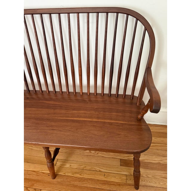 1980s Traditional Bow-Back Windsor Style Amish Bench For Sale - Image 6 of 11
