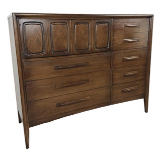 Broyhill Emphasis Mid-Century Modern Eight-Drawer Gentleman’s Chest For Sale