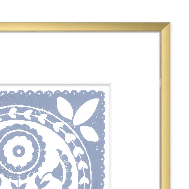Bring timeless charm and modern minimalism to your walls with this bold hydrangea blue-and-white daffodil design....