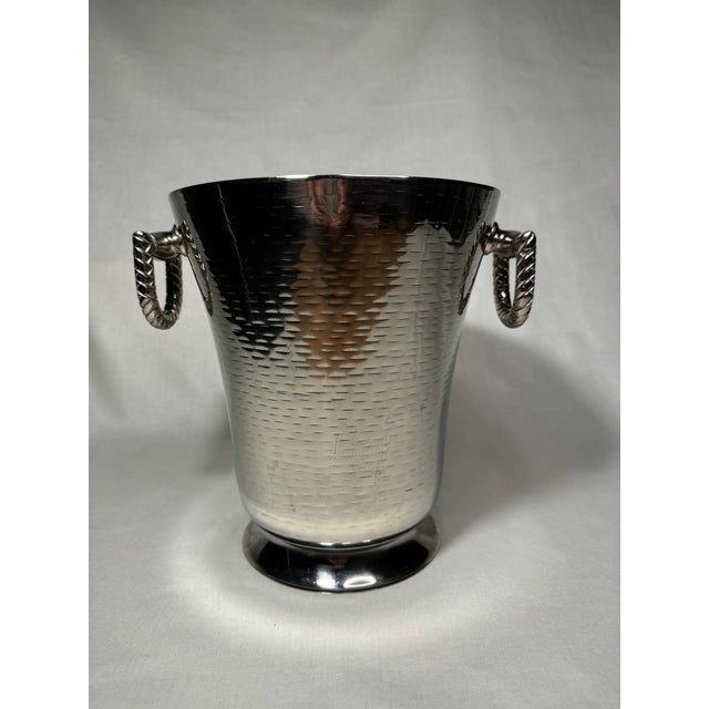 The textured hammered finish, clean lines and braided rope handles would make this an attractive piece for your family...