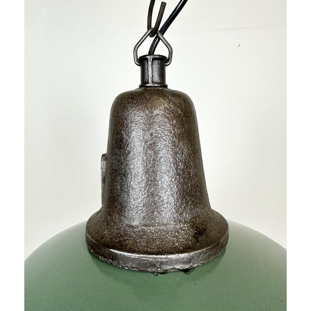 Mid-Century Modern Industrial Green Enamel Factory Lamp with Cast Iron Top, 1960s For Sale - Image 3 of 17