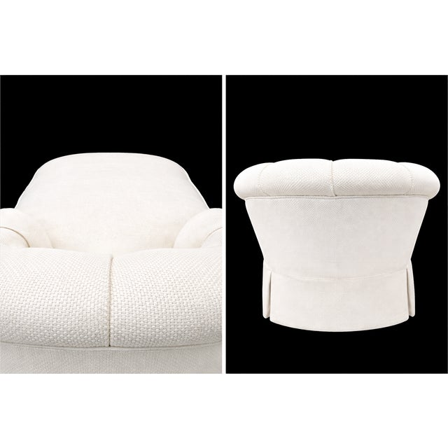 Hollywood Regency Contemporary Italian Chaise Lounge in White Linen - Skirted With a Loose Seat Cushion - Classic Silhouette For Sale - Image 3 of 3
