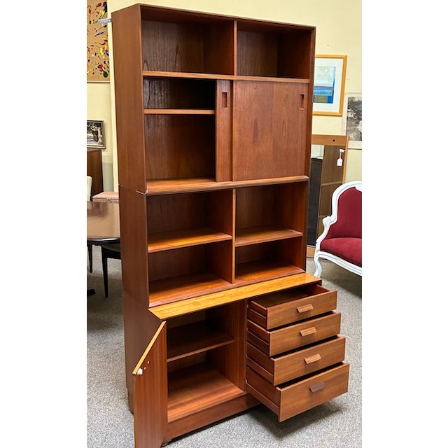Mid Century Modern Teak Three Tier Bookcase / Cabinet c.1960 For Sale In San Francisco - Image 6 of 9