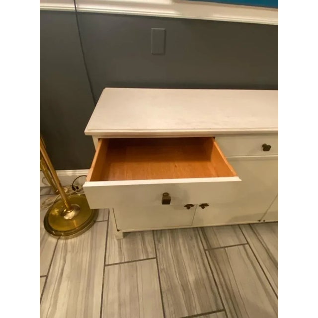 Metal 1960s White Marble & Brass Credenza in the Manner of Tommi Parzinger For Sale - Image 7 of 10