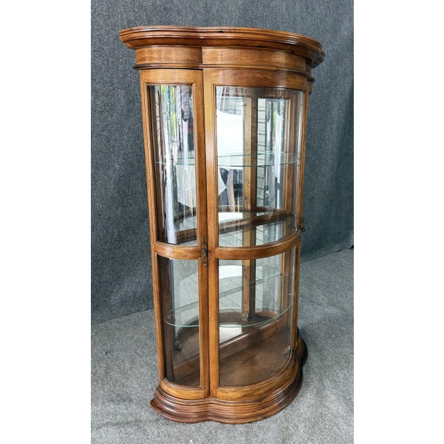 American Late 20th Century Pulaski Furniture Co. Bombe Front Curio Cabinet For Sale - Image 3 of 14