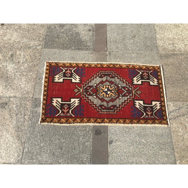 1960s Vintage Oushak Rug- 1′6″ × 2′9″ For Sale - Image 6 of 6