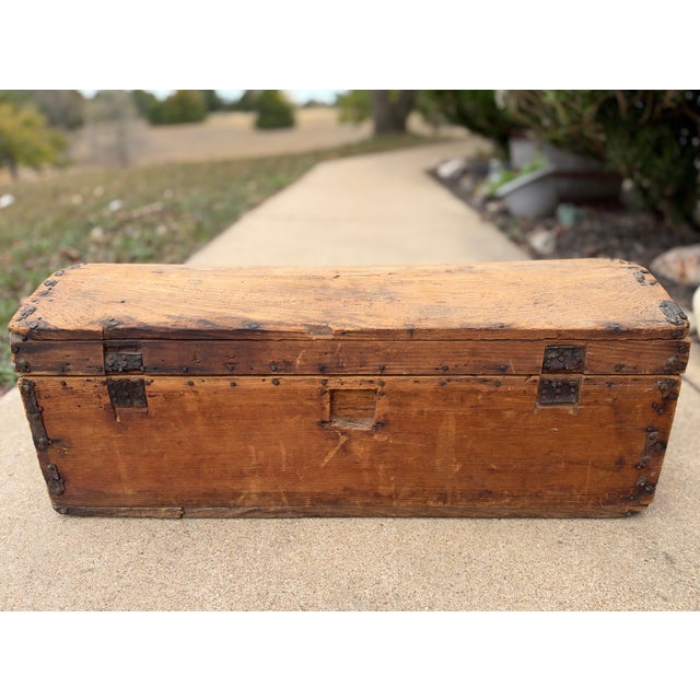 Brown Early American Humpback Stagecoach Travel Trunk c.1850-1880 For Sale - Image 8 of 18