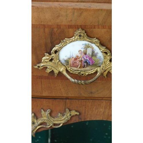 Dresden-Style Cabinet in Walnut, 1890 For Sale - Image 13 of 17