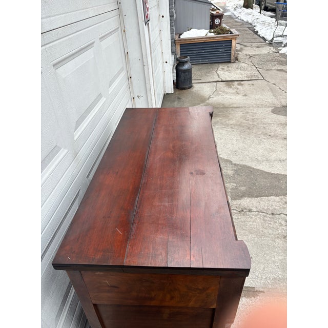 Antique American Empire Chest of Drawers | 5 Drawer Mahogany Veneer Dresser | 19th Century Early American Bedroom Furniture | Solid Wood For Sale In New York - Image 6 of 12