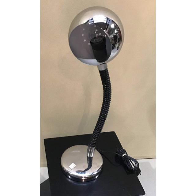 This chrome desk lamp from the 70s in very good condition. The rod, articulated, is coated in black rubber. The light...