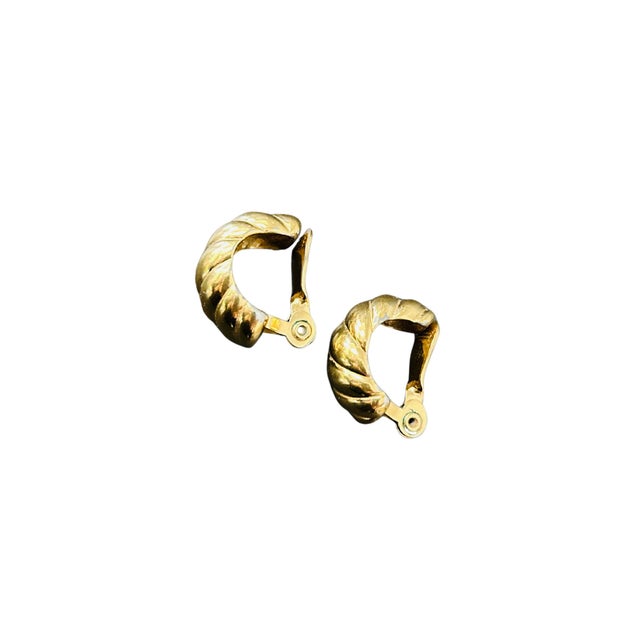 Mid-Century Modern Vintage Monet Gold-Tone Shrimp Earrings – 1980s Ribbed Croissant Clip-on Statement Hoops | Signed Designer Costume Jewelry, A Pair For Sale - Image 3 of 5