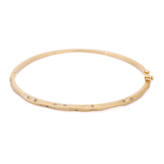 This is part of Chairish’s Fine Jewelry assortment. Indulge in luxury with our exquisite 18K yellow gold bangle, adorned...