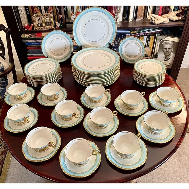 Up for sale a vintage Castleton made in the USA dinnerware set for 12 (60 pieces in total) in the elegant "Tremont"...
