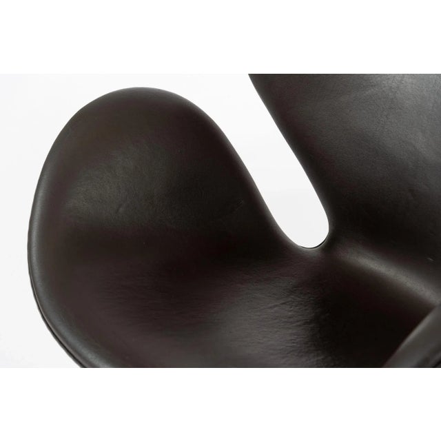 Brown Mid Century Danish Modern Swan Chair by Arne Jacobsen for Fritz Hansen For Sale - Image 15 of 15