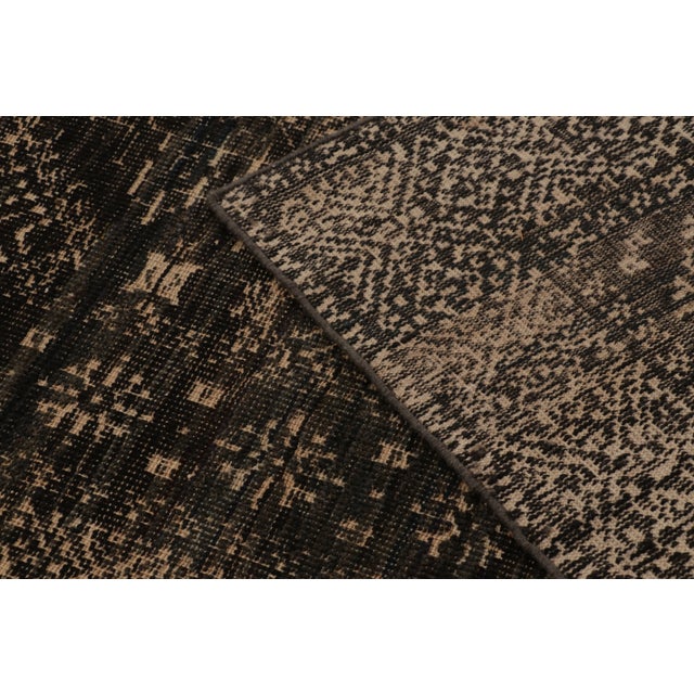 Black Contemporary Geometric Wool Rug in Black & Beige by Rug & Kilim, India For Sale - Image 8 of 10
