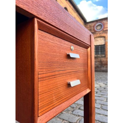 This double teak desk, designed by Erik Brouer for the renowned Brouer Møbelfabrik, is a characteristic piece of Danish...