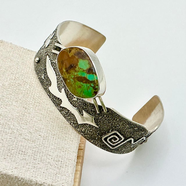1990s 1990s Vintage Southwestern Navajo American Silversmith Fritson Toledo Sterling & Green Turquoise Cuff Bracelet - 7” For Sale - Image 5 of 18