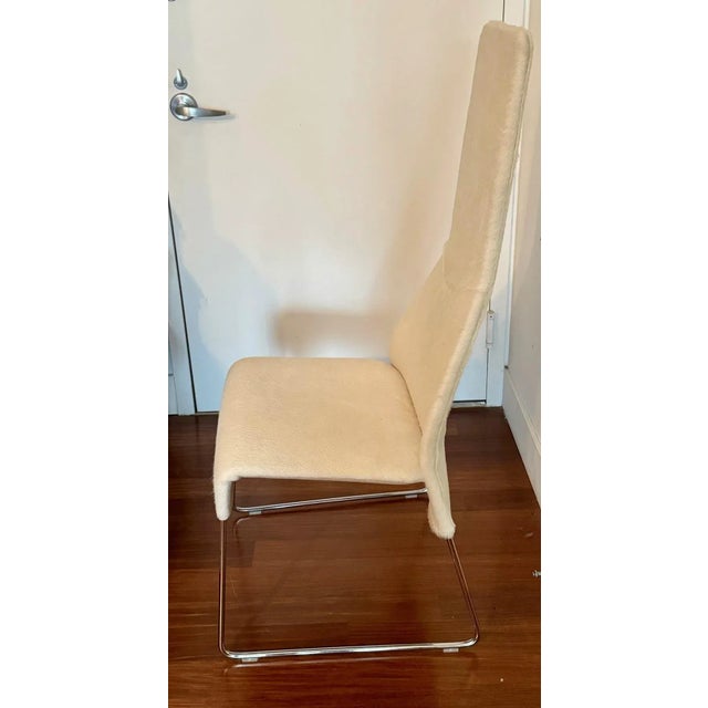 The name recalls relaxation, laziness and rest. The piece has a chromed steel frame with easy to remove cover in ivory...