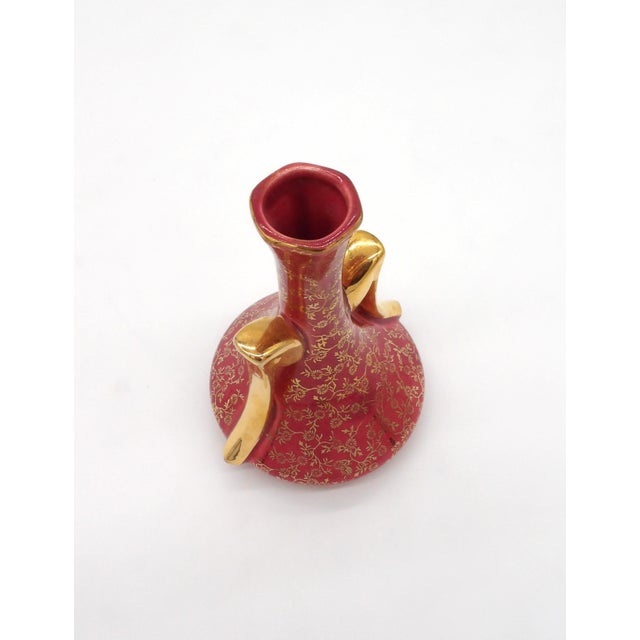 22k Gold Usa Crimson Vase | Mid Century Hollywood Regency | Chintz Floral Twin Handle For Sale - Image 4 of 7