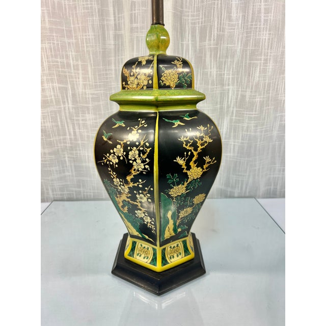 1970s Hand-Painted Hexagonal "Famille Noire" Ginger Jar Lamp - Turtle and Crane - Emerald & Gold Chinoiserie For Sale - Image 9 of 11