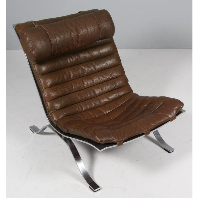Low slung steel framed leather 'Ari' Lounge chair by Swedish designer Arne Norell from 1966. This vintage lounge chair...