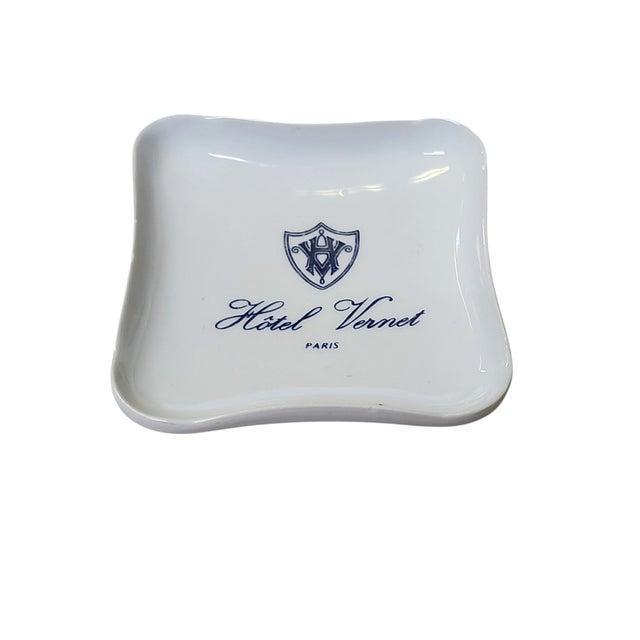 Lovely 1950s-60s porcelain Hotel Vernet Paris ashtray, in excellent condition. Measures 4 x 4 x 1 inches