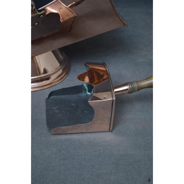 This stylish Victorian Arts & Crafts copper coal helmet coal scuttle features an original shovel, decorative hinges, and a...