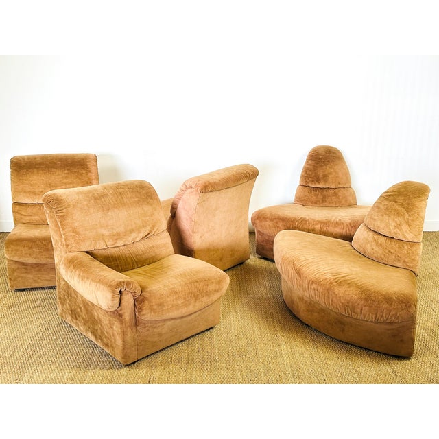 Modular sofa in a 1970s brown/pink velvet. Composed of five curved sections. comfortable seating. dimensions: seats: h82...