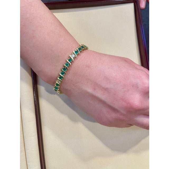 Contemporary 6 Carat Emerald & 1.5 Carat Diamond Tennis Bracelet 14 Karat Yellow Gold S-Shape For Sale - Image 3 of 18