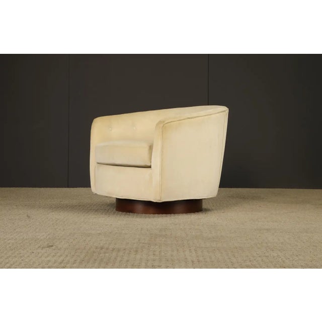 Barrel-Back Swivel Club Chair W Walnut Base in the Style of Milo Baughman, 1970s For Sale In Los Angeles - Image 6 of 17