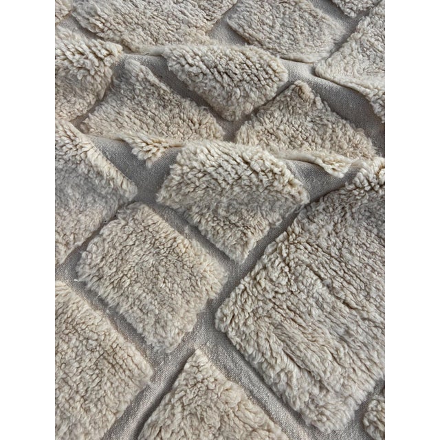 White Textured Geometric Design – Modern Minimal Area Rug For Sale - Image 6 of 7