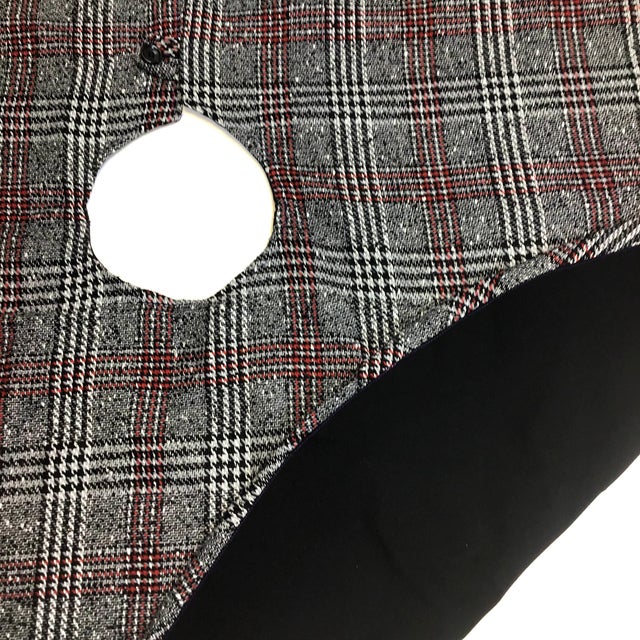 American Vintage 1970s Traditional Glen Plaid Christmas Tree Skirt For Sale - Image 3 of 4