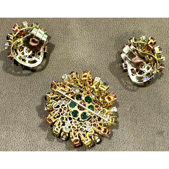 18K Yellow Gold Diamonds, Sapphire & Emeralds Earrings And A Brooch Jewelry Set For Sale - Image 10 of 18
