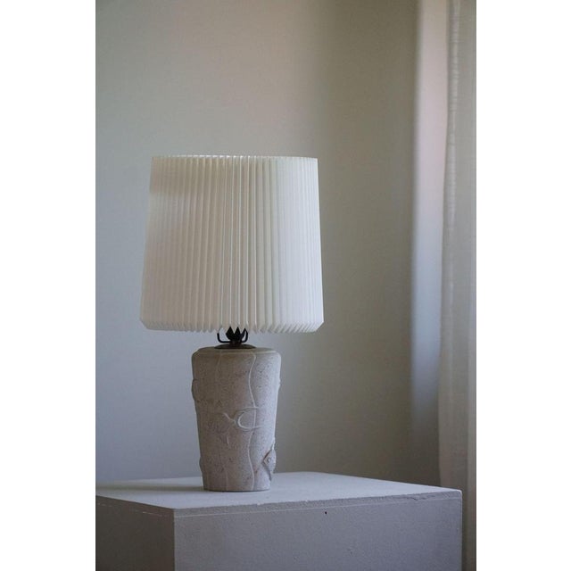 1960s Vintage French Modern Table Lamp in Stone with Fish Motifs, 1970s For Sale - Image 5 of 18