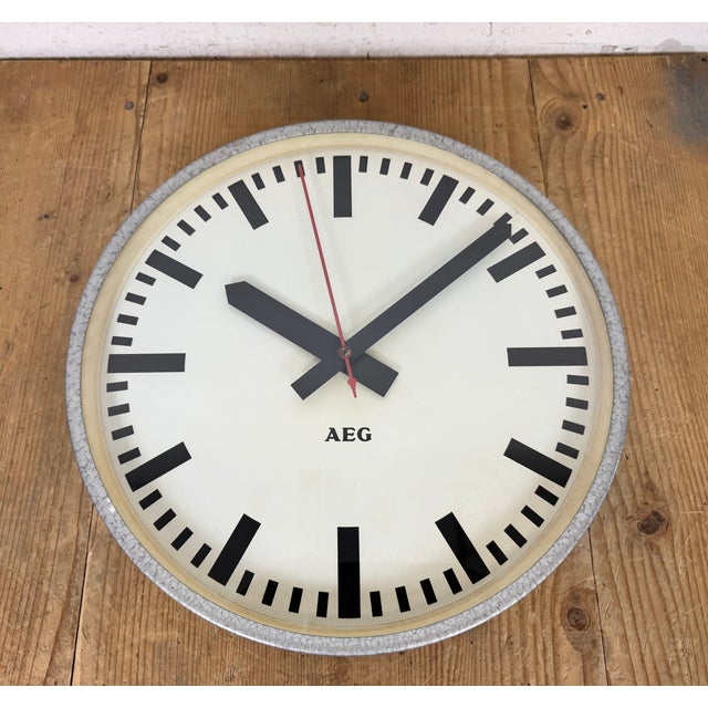 Industrial German Grey Electric Station Wall Clock from Aeg, 1960s For Sale - Image 9 of 16