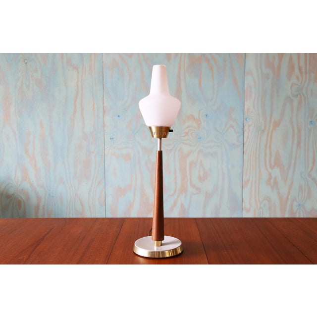 1960s Vintage Gerald Thurston for Lightolier Scandia Brass Milk Glass Table Lamp For Sale - Image 5 of 11