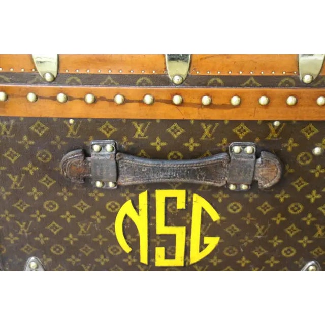 This superb Louis Vuitton cabin trunk is spectacular and very rare. Indeed, its dimensions are huge for a cabin trunk...
